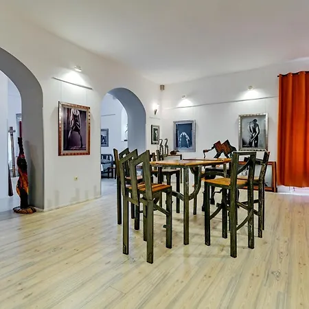 Lupino's Gallery - Old Town Apartment *