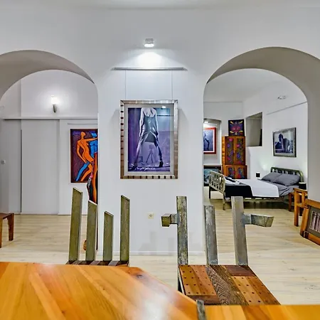 Lupino's Gallery - Old Town Apartment *