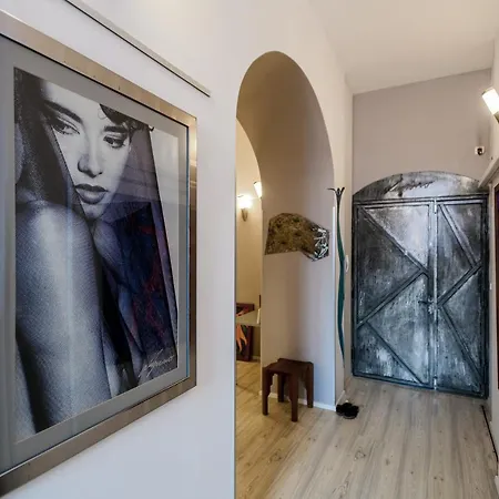 Lupino's Gallery - Old Town זאדאר