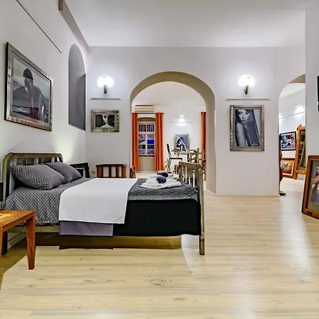 Lupino's Gallery - Old Town Apartment *
