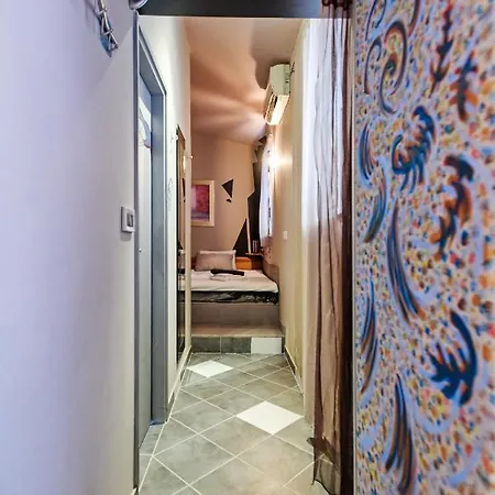 Lupino's Gallery - Old Town Apartment