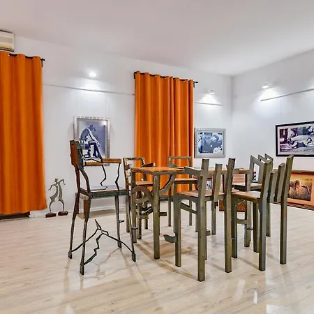 Lupino's Gallery - Old Town Apartment