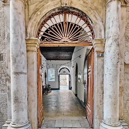 Lupino's Gallery - Old Town Apartament *