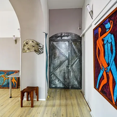 Lupino's Gallery - Old Town Apartment *