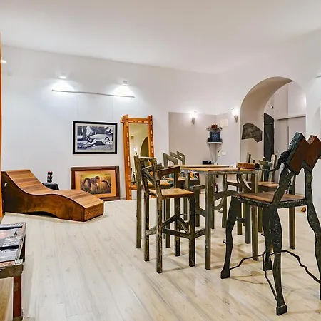 Lupino's Gallery - Old Town Apartment