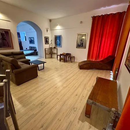 Lupino's Gallery - Old Town דירה