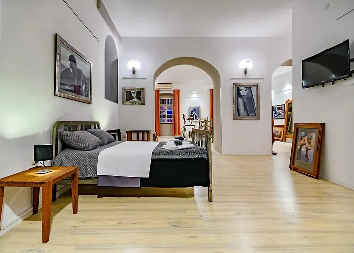 Lupino's Gallery - Old Town Daire *