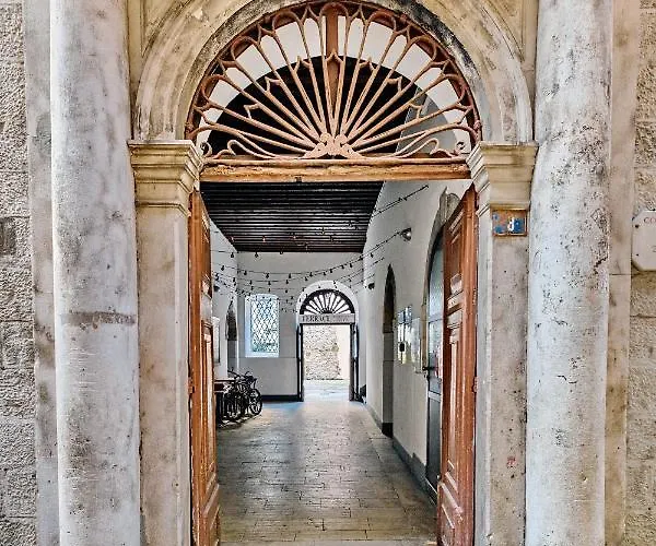 Lupino's Gallery - Old Town Daire *