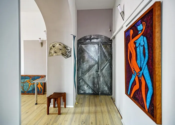 Lupino's Gallery - Old Town Daire *