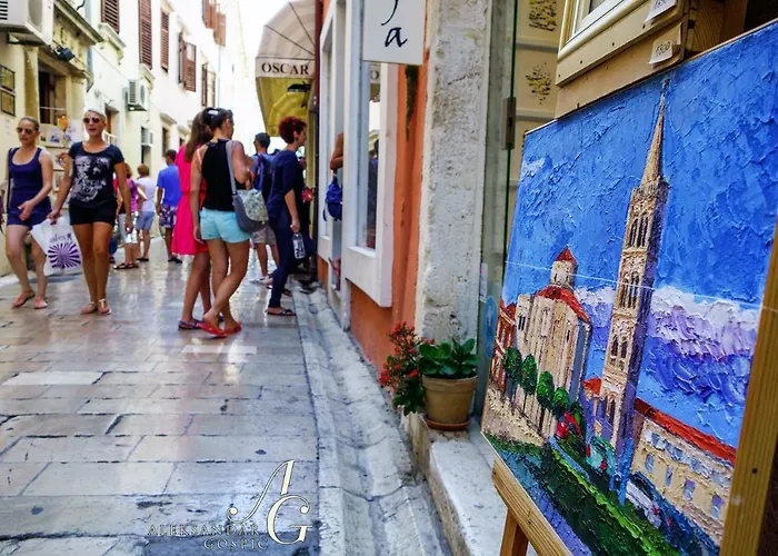 Lupino's Gallery - Old Town Daire *